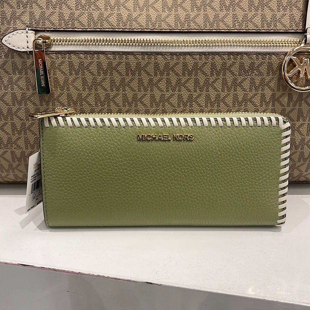 Michael Kors Jet Set Travel Large Pebble Leather Quarter-Zip Wallet
NWT - Picture 6 of 16